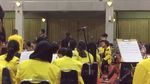Momen Mahasiswa UI Beri Kartu Kuning ke Jokowi