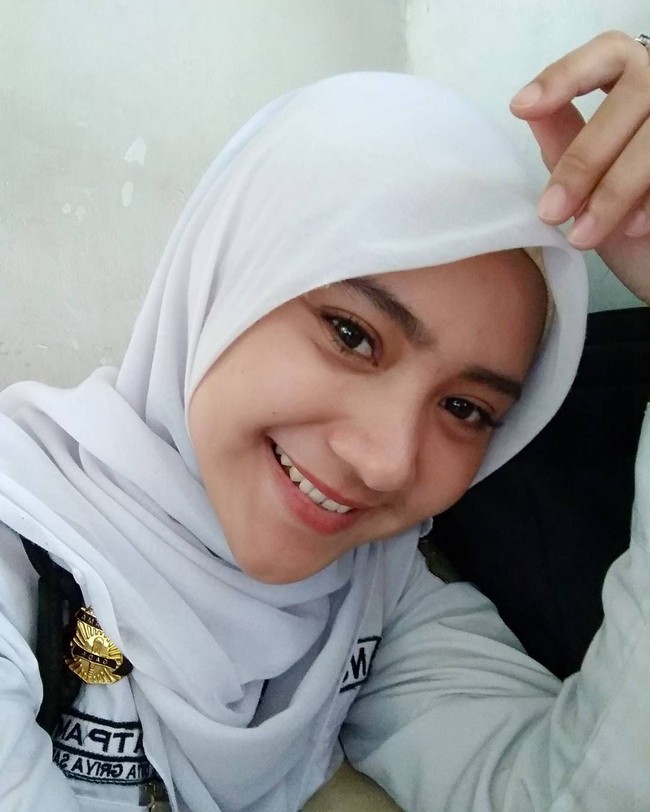 Memakai seragam satpam, bukannya tampak menyeramkan, hijabers ini justru tampak manis nan ayu. Ia tak malu menjalani profesi ini demi bisa membantu perekonomian rumah tangganya. Foto: Instagram