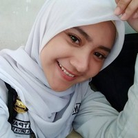 Memakai seragam satpam, bukannya tampak menyeramkan, hijabers ini justru tampak manis nan ayu. Ia tak malu menjalani profesi ini demi bisa membantu perekonomian rumah tangganya. Foto: Instagram