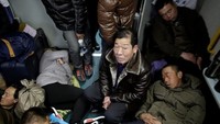 Walaupun tidak jarang, ada yang harus berdesakan karena penumpang yang membeludak (REUTERS)