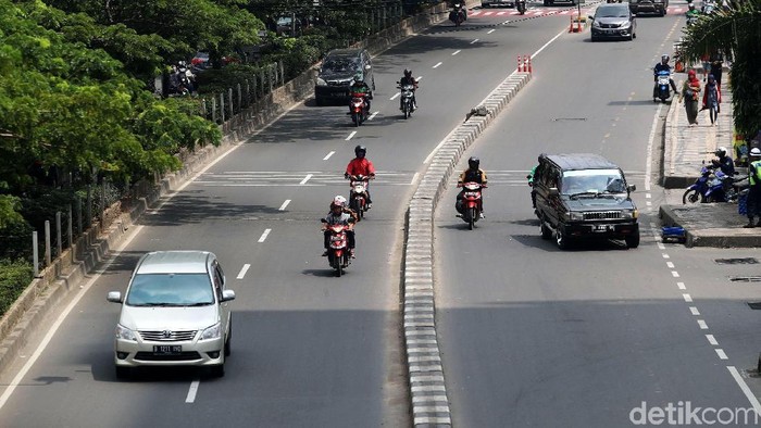 Pemkot Depok memenggal ruas Jalan Margonda Raya menjadi jalur cepat dan jalur lambat. Pemotor dan angkutan umum diwajibkan melintas di jalur lambat.