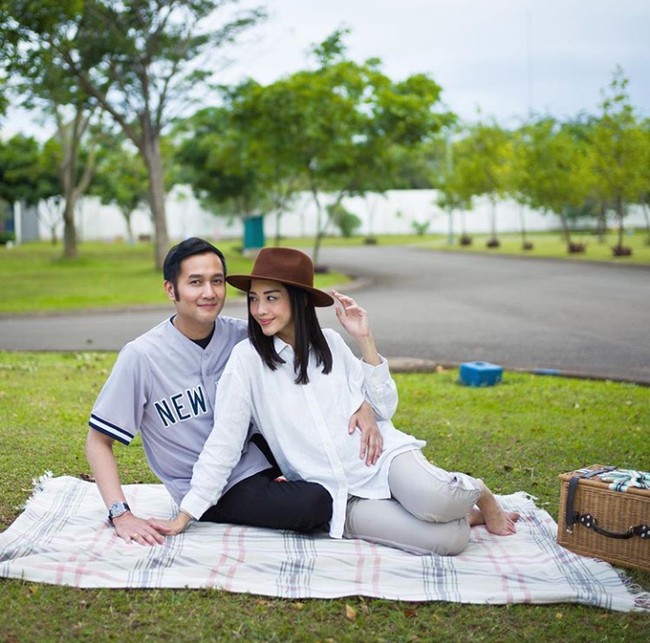 Isu perceraian mulai membayangi pernikahan Ririn Dwi Ariyanti dan Aldi Bragi sejak tahun lalu. Namun pada Agustus 2020, Ririn membantahnya. Tidak (ada masalah dengan rumah tangga), kita baik-baik aja ko, kata Ririn berdalih. (Foto: Instagram @ririndwiariyanti)