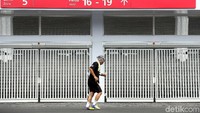 Jalan di sekeliling stadion sudah diaspal.