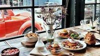 Dikelilingi dinding kaca, kafe ini jadi nyaman untuk hangout. Apalagi banyak pilihan menu yang disajikan dari jam 11.00 - 23.00.Foto: Instagram Garage 51