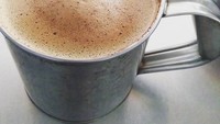 Andalan kopi di sini adalah Kopi Susu Batavia. Selain itu, Anda juga bisa menikmati arabica single origin Aceh, robusta single origin Toraja, arabica single origin Flores, dan robusta single origin Flores di Kedai Kopi Batavia yang berlokasi di Green Terrace TMII, Jakarta Timur ini. Foto: Instagram @utomo_tri