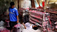 Rumah Industri Sumber Karya Hidup berada di kawasan Teluk Naga, Tangerang, Banten.