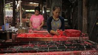 Pekerja sedang membuat lilin.