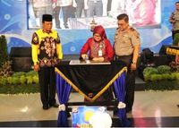 Penandatanganan prasasti pengembangan fungsi RTMC Polda Kalsel (Foto: Riza Fahlupi/Alpha)
