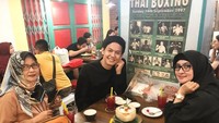 Ditemani dua wanita berhijab, Andi Arsyil makan di restoran bergaya kasual. Di depannya ada kelapa muda dan minuman warna merah. Hayoo siapa itu wanita cantik di depannya? Foto: Instagram @andiarsyil