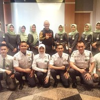 Berbaris bersama tim security lainnya, Nuryin jadi satu-satunya satpam wanita berhijab di sana. Foto: Instagram