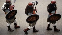 Peserta festival mengenakan topi bersayap, baju dari kulit domba, tameng dan juga senjata. Mereka berbaris dan arak-arakan di jalanan kota. (AFP)