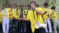 Sejumlah mahasiswa menggelar aksi di kampusnya.