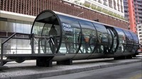 Nah halte bus di Curitiba, Brazil ini memiliki bentuk seperti tabung transparan. Istimewa/Rediff