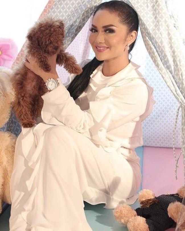 Krisdayanti mengenakan jam tangan Audemars Piguet Royal Oak seharga Rp 320 juta. Foto: Istimewa