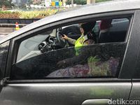 Kawal Orang Sakit ke RS, Polwan ini Tuai Pujian dari Netizen