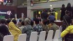 Gaya Fahri Hamzah Angkat Kartu Merah untuk Jokowi