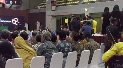 Momen Mahasiswa UI Beri Kartu Kuning ke Jokowi