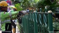 Pagar di trotoar itu juga dibongkar.