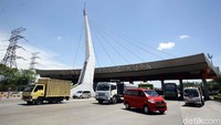 Jalan Tol Tangerang-Merak memiliki 9 Gerbang Tol, yaitu Gerbang Tol Cikupa, Balaraja Barat, Balaraja Timur, Ciujung, Serang Timur, Serang Barat, Cilegon Timur, Cilegon Barat, dan Merak. 