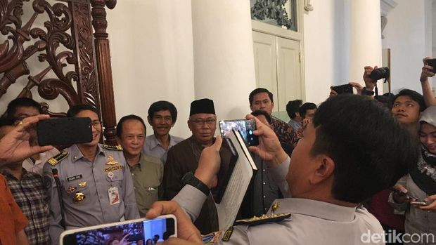 Momen Selfie Kadishub-Sandiaga-Sopir Angkot Tanah Abang Usai Rapat