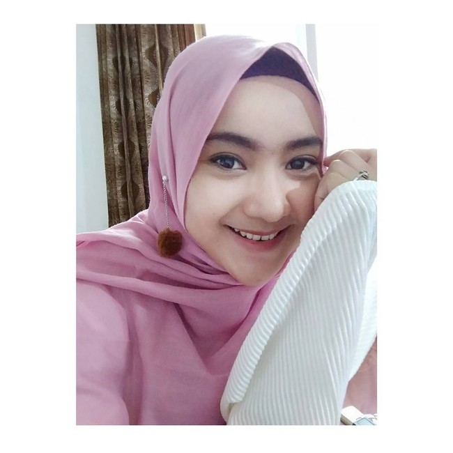 Tampil tanpa seragam, Nuryin tampak sangat manis dan ayu. Tak akan ada orang yang menyangka wanita ini bekerja sebagai tim keamanan dan sudah punya dua anak. Foto: Instagram