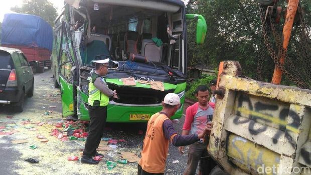 Bus hantam truk di pantura Situbondo/