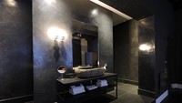 Setiap kamar dilengkapi dengan AC, TV layar datar, WiFi gratis, dan bahkan mesin kopi serta teh gratis (Het Arresthuis)