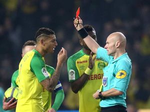 Wasit yang Menekel dan Mengkartu Merah Pemain Nantes Dihukum Berat