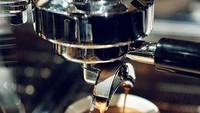 Ada banyak pilihan kopi lokal di Giyanti Coffee Roastery yang berlokasi di wilayah Menteng, Jakarta Pusat. Dari mulai Bali Kintamani, Flores, Sunda, Batak hingga Papua. Bubuk kopi lokal yang dipakai di sini juga dijual dalam kemasan sehingga Anda bisa membuat kopi kesukaan Anda di rumah. Foto: Istimewa