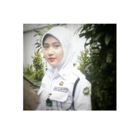 Wanita bernama lengkap Nuryin Oktaviyanti berprofesi sebagai satpam di salah satu bank syariah di Surabaya. Sebelumnya saya berprofesi sebagai SPG sebuah produk, tapi pas menawarkan produk itu ke sebuah bank malah ditawari kerja di sana, ungkap Nuryin kepada Wolipop (01/02/2018). Foto: Instagram