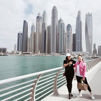 Inilah gaya Nikita Willy dan adiknya Winona Willy yang berbeda usia empat tahun, saat liburan ke Dubai. Nikita tampak stylish menenteng tas Hermes yang harganya ratusan juta rupiah, sedangkan sang adik memakai tas selempang dari brand Gucci. Foto: Instagram