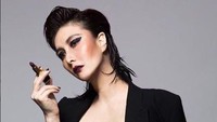 Nah kalau pose sangar gini, udah keliatan belum princess of gambling. Istimewa/@josie_ho_chiu.