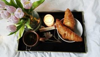 Kalau yang ini croissant klasik tanpa isian. Enak dinikmati dengan secangkir teh di pagi hari. Cantik ya tatanan croissant dan bunga dari @mampomysla. Foto: Istimewa
