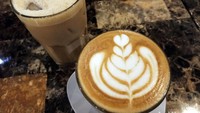 KRAH Coffee and Cuisine memiliki konsep coffee shop yang mengusung minuman dan makanan khas Aceh. Dalam bahasa Aceh, KRAH berarti ayo atau sebagai kata seruan mengajak. Ada sajian kopi tradisional Aceh seperti Kopi Sanger, Kopi Susu Aceh serta Kopi Kocok Stasiun. Foto: Istimewa
