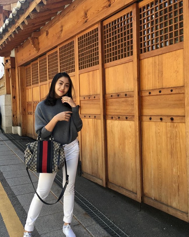 Sementara sang adik, Winona Willy bergaya casual dengan sneakers dan tas Gucci seri Vintage Web Original GG Boston seharga US$ 1.350 atau sekitar Rp 18 jutaan. Foto: Instagram