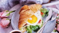 Akun Instagram mono.chromatyczna menikmati sarapan dengan sepiring croissant. Ia pun mengisi croissant dengan paduan lembaran keju, salad dan telur setengah matang. Tentu dengan secangkir kopi! Foto: Istimewa