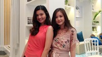 Lala (kiri) datang ke pameran untuk melihat-lihat promo yang ditawarkan serta mencari tahu vendor apa saja yang ada di pameran tersebut.