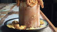Milkshake di sini disajikan gaya Freakshake. yang disebut Mess Up Family Milkshake. Diberi topping bertumpuk seperti nutella milkshake yang diberi marshmallow, popcorn dan pretzel.Foto: Instagram Garage 51