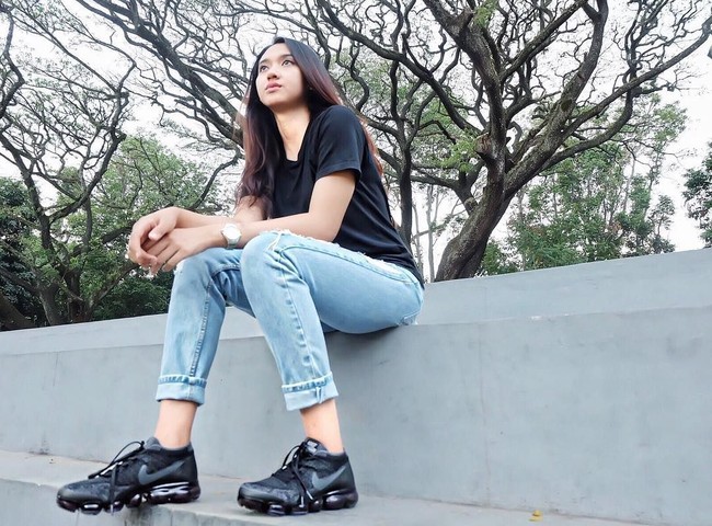 Wanita kelahiran 1994 ini kerap kali bergaya kasual dan sporty. Foto: Instagram