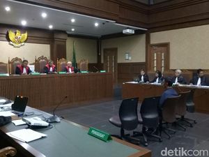Hakim Tanya Duit dari Eks Auditor BPK ke Caddy Golf-Wanita Bercadar