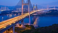 China  ternyata punya jembatan termahal yaitu jembatan Tsing Ma. Jembatan ini tampak begitu mewah dengan lampu yang berderet di pinggiran jembatan. Dengan total biaya pembangunan yang mencapai US$D 1,35 miliar atau setara Rp 18 triliun tentunya puas dong dengan pemadangan jembatan indah ini. Therichest/Istimewa.