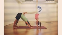 Yuri SNSD gemar melakukan olahraga apa saja, termasuk yoga hingga olahraga air seperti selancar.  (Foto: Instagram/yulyulk)