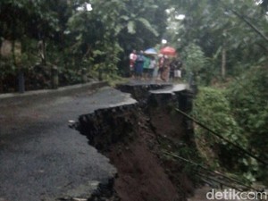 Jembatan Penghubung Antar Dua Desa di Blitar Amblas