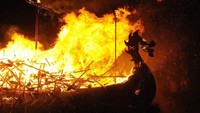Jasad Jarl nantinya diletakan di atas tumpukan kayu bakar di dalam kapal, kemudian kapal dihanyutkan ke laut. Mereka percaya ritual ini akan membawa roh Jarl langsung ke surga. (AFP)