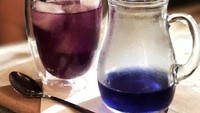 Ini minuman baru andalan Garage 51, Magic Lemonade. Air bunga telang atau teh bunga telang yang disajikan dengan jus lemon. Saat tercampur warna ungu berubah menjadi pink cantik. Sehat menyegarkan.Foto: Instagram Garage 51