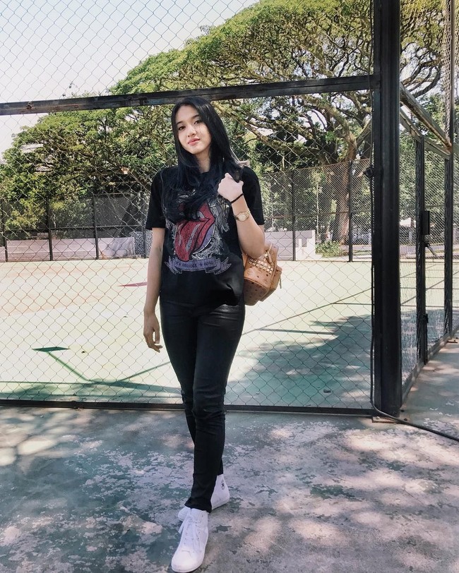 Wanita yang memiliki tinggi 180 centimeter ini tak hanya jago di lapangan voli, tapi wajahnya yang menawan pun memikat hati pria. Foto: Instagram
