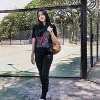 Wanita yang memiliki tinggi 180 centimeter ini tak hanya jago di lapangan voli, tapi wajahnya yang menawan pun memikat hati pria. Foto: Instagram