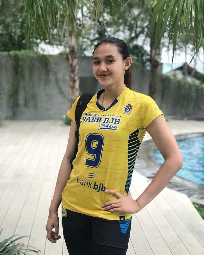 Pungky Afriecia adalah salah satu pemain voli berparas cantik. Ia sebelumnya bergabung di tim Aiko Bandung dan kini memperkuat di tim Jakarta Elektrik PLN Foto: Instagram