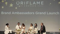 Isyana, Rossa, Gading Marten dan Gisel didapuk menjadi salah satu brand ambassador salah satu produk. Keempatnya terlihat hadir dalam acara yang digelar di Lotte Shopping Avenue, Kamis (1/2/108) malam. Foto: Desi Puspasari/detikHOT