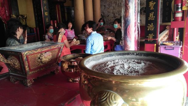 Jelang Imlek, Kelenteng di Rembang Gelar Ritual Ayak Abu.